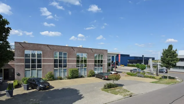 Bedrijfspand Veenendaal aan de Newtonstraat met beschikbare kantoorruimtes en parkeerplaatsen, gelegen op bedrijventerrein De Compagnie.