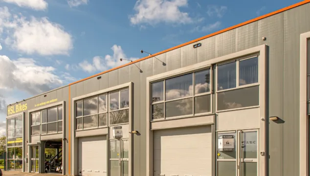 Bedrijfspand Vianen aan De Limiet met twee moderne bedrijfsruimtes van in totaal 560 m² op bedrijventerrein De Biezen, nabij de A2 en A27.