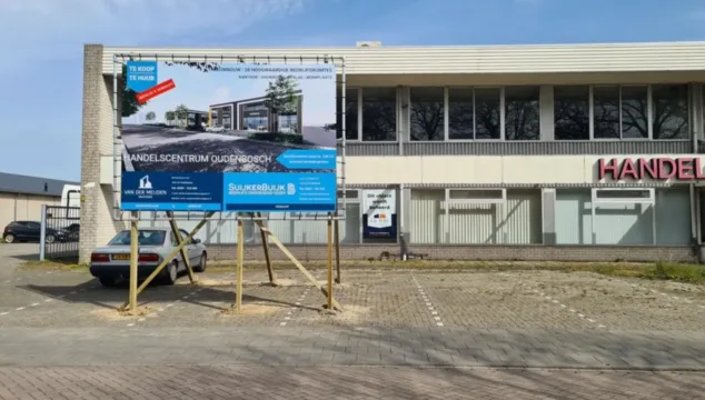 Afbeelding van een bedrijfspand dat gesloopt is voor de realisatie van 28 nieuwbouw bedrijfspanden in Oudenbosch door Van der Meijden Vastgoed.