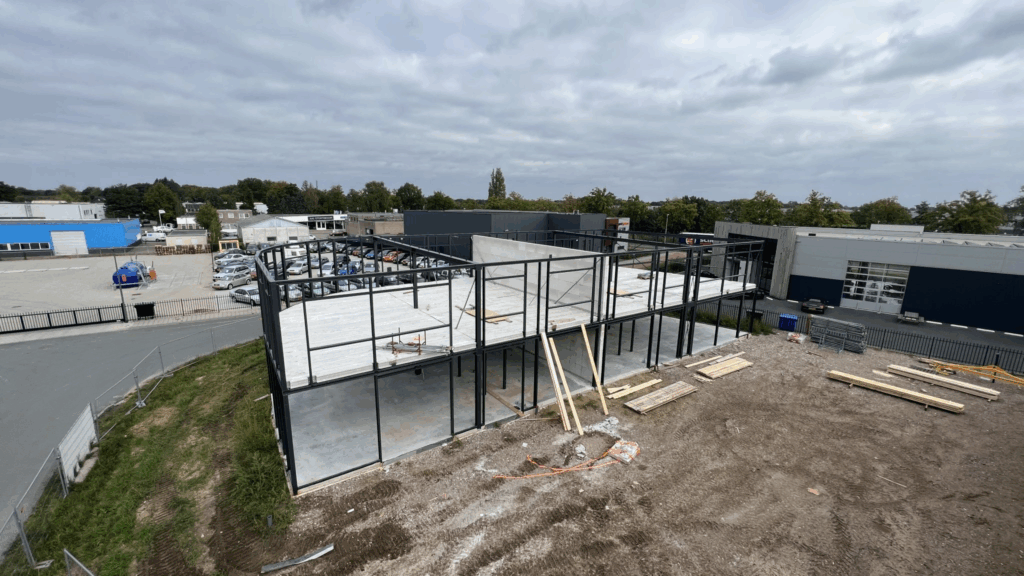 Bedrijfspanden in Dieren (nabij Arnhem) waarbij de verdiepingsvloer recentelijk is gelegd.