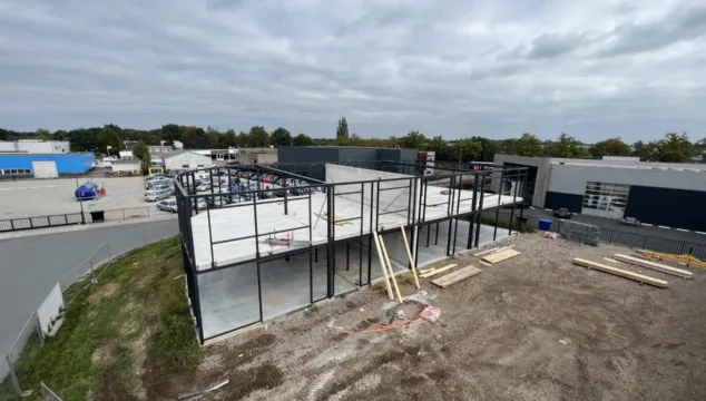 Bedrijfspanden in Dieren (nabij Arnhem) waarbij de verdiepingsvloer recentelijk is gelegd.