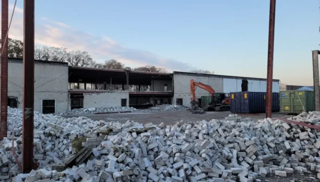 Een afbeelding van de sloop die is gestart voor de bedrijfspanden die ontwikkeld zijn in Oudenbosch.