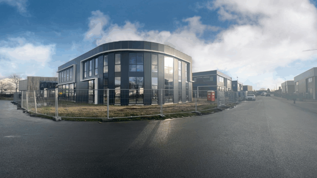 Een afbeelding van de bedrijfspanden in Dieren (nabij Arnhem). Bedrijfspanden die wind- en waterdicht zijn gemaakt.