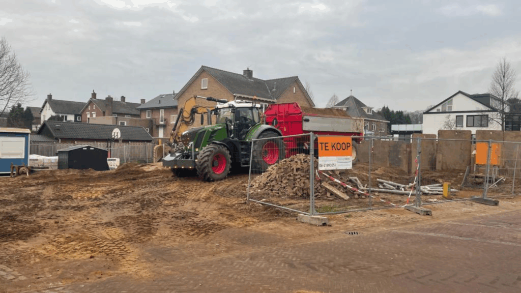 Een afbeelding van de sloop van een pand in Zeddam. Hier keren binnenkort gloednieuwe appartementen voor in de plaats. Ontwikkeld door Van der Meijden Vastgoed.