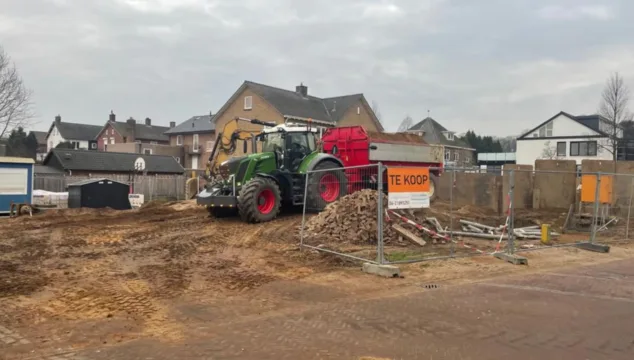 Een afbeelding van de sloop van een pand in Zeddam. Hier keren binnenkort gloednieuwe appartementen voor in de plaats. Ontwikkeld door Van der Meijden Vastgoed.