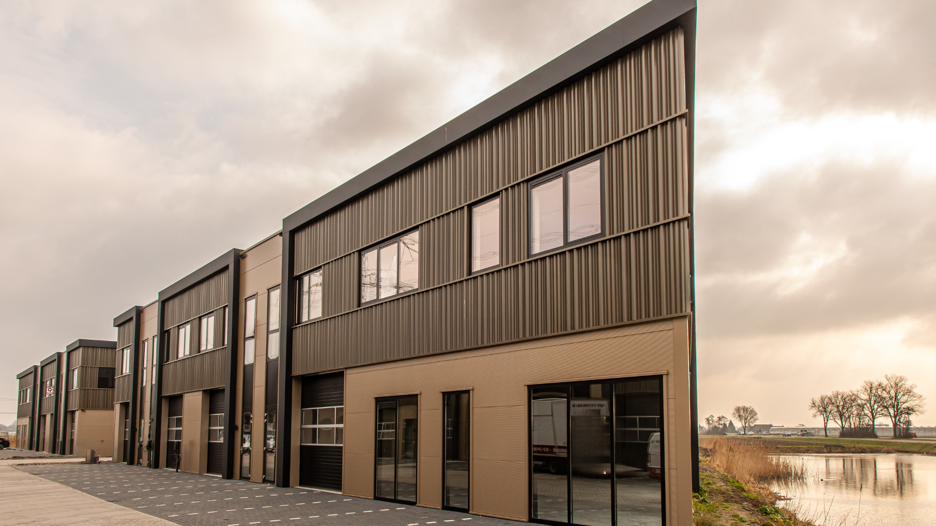 Afbeelding van een bedrijfspand dat is ontwikkeld aan de Reedijk in Heinenoord door van der Meijden Vastgoed.