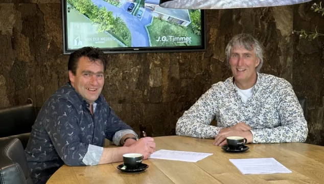 Afbeelding van de directeuren van zowel Van der Meijden Vastgoed als bouwbedrijf J.G. Timmer. Zij ondertekenen hier een overeenkomst voor de bouw van de drie luxe villa's in Bennekom.