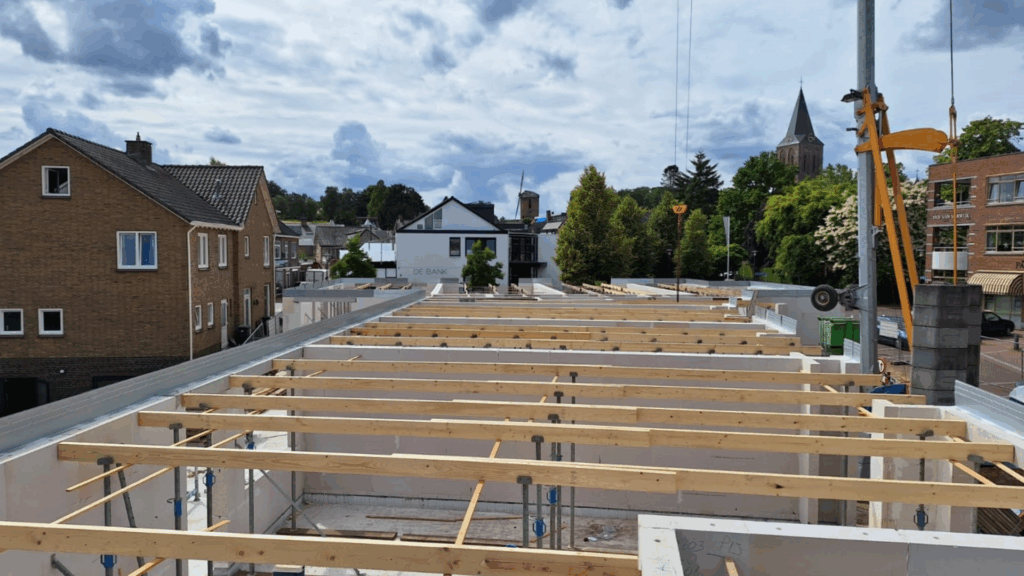 Afbeelding van de bouwfase van de nieuwbouwappartementen in Zeddam. De kelder is af en de binnenwanden op de begane grond staan.