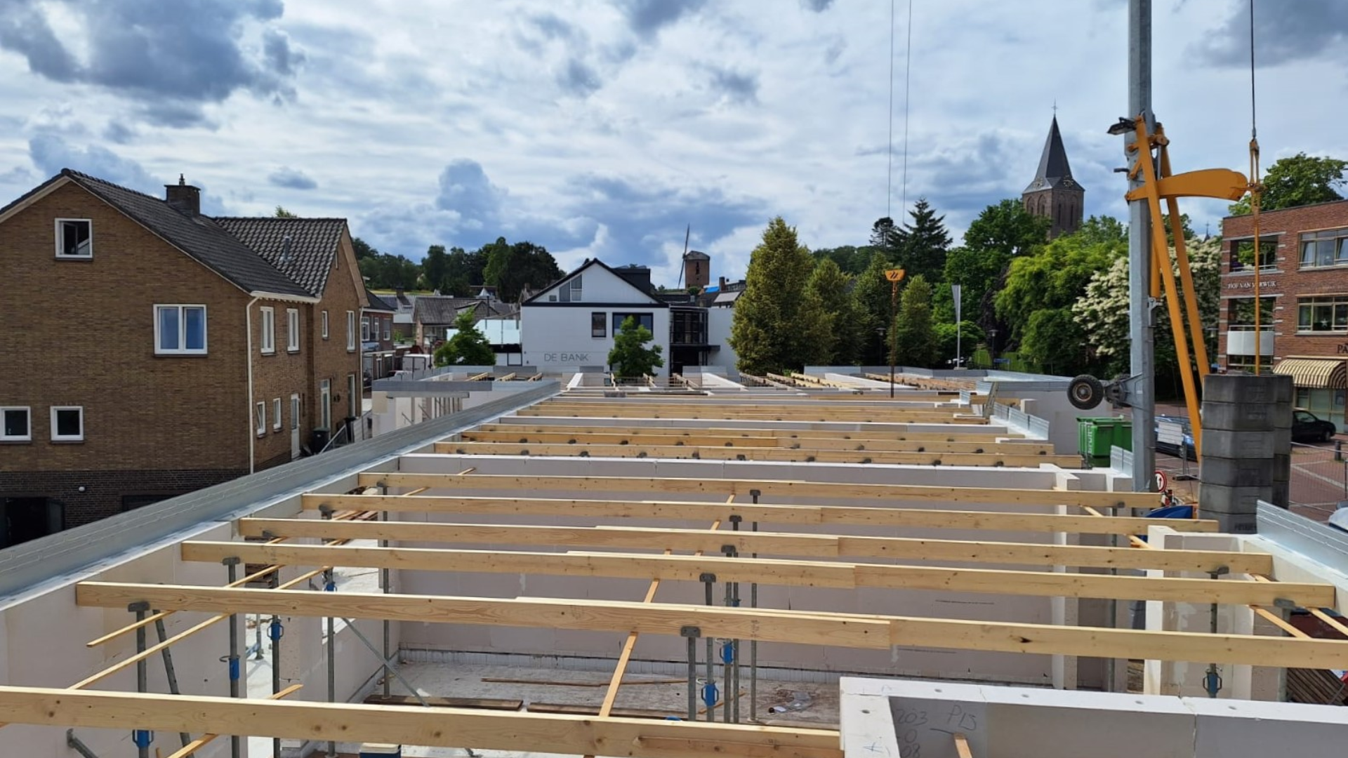 De bouw in Zeddam vordert snel: kelder en binnenwanden geplaatst