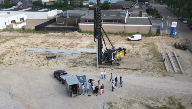 Een afbeelding van het feestje dat werd gevierd op het bouwterrein bij de bedrijfspanden in Oudenbosch.