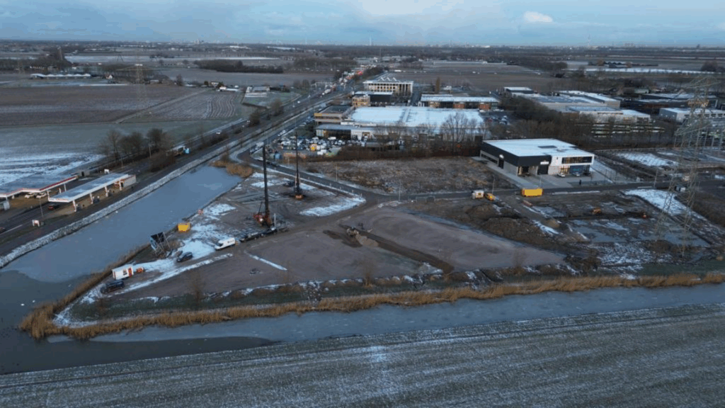 Een afbeelding van een kavel waar straks 44 bedrijfsruimtes op worden gebouwd onder de rook van Rotterdam.