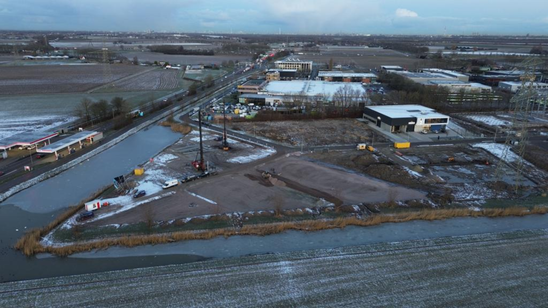 Bouw gestart in Heinenoord: eerste paal geslagen voor 44 bedrijfsruimtes nabij Rotterdam