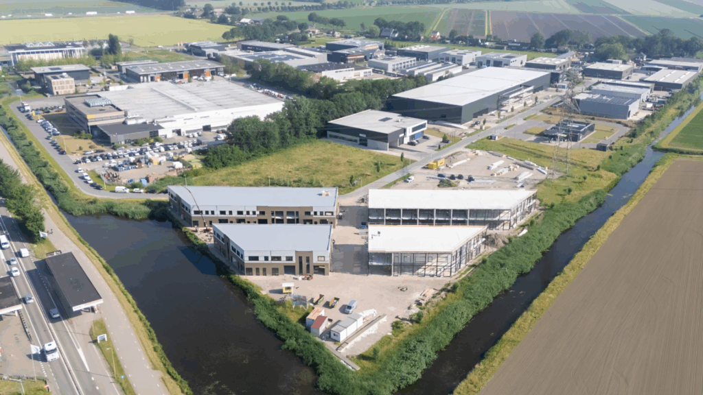 Bedrijfsruimtes in Heinenoord die wind- en waterdicht zijn gemaakt. Units die worden ontwikkeld in Heinenoord, onder de rook van Rotterdam.