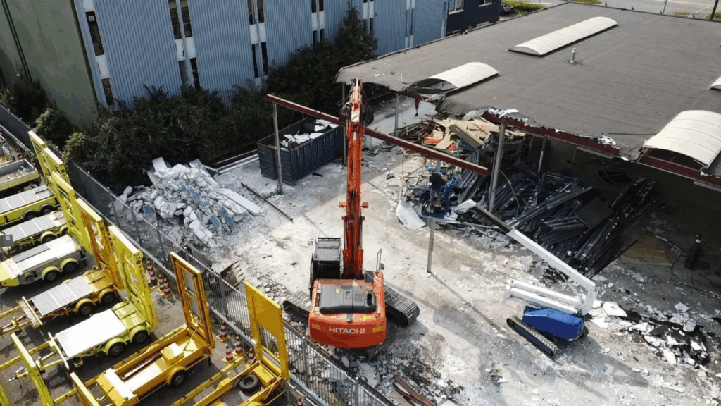 Een afbeelding van de sloop van het voormalige pand in Zoetermeer dat plaats gaat maken voor de nieuwe bedrijfspanden die Van der Meijden Vastgoed zal ontwikkelen daar.