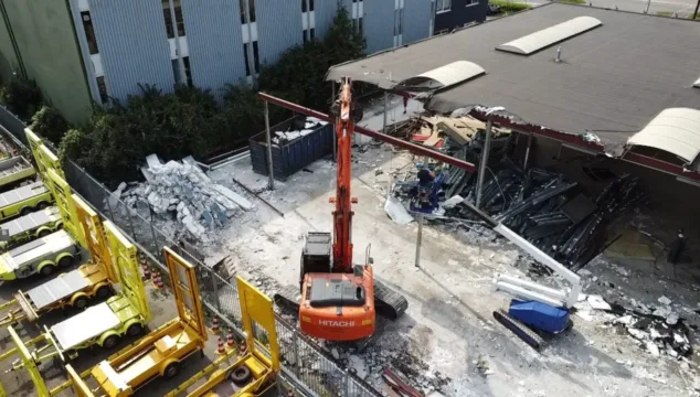 Een afbeelding van de sloop van het voormalige pand in Zoetermeer dat plaats gaat maken voor de nieuwe bedrijfspanden die Van der Meijden Vastgoed zal ontwikkelen daar.