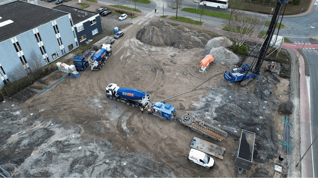De kavel waar straks de bedrijfspanden die Van der Meijden Vastgoed gaat ontwikkelen in Zoetermeer zullen verrijzen.