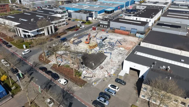Een afbeelding van de sloop van een oud bedrijfspand op een plek waar binnenkort nieuwe bedrijfspanden worden ontwikkeld door Van der Meijden Vastgoed.