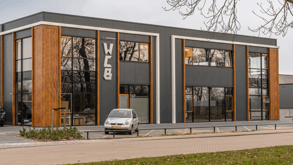 Een afbeelding van een opgeleverd bedrijfspand in Oudenbosch. Bedrijfspanden die zijn ontwikkeld door Van der Meijden Vastgoed en inmiddels volledig zijn uitverkocht.