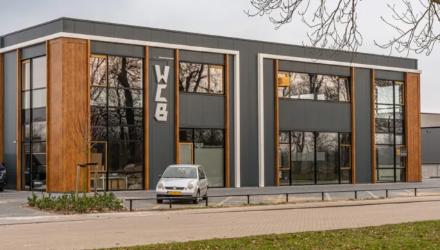 Een afbeelding van een opgeleverd bedrijfspand in Oudenbosch. Bedrijfspanden die zijn ontwikkeld door Van der Meijden Vastgoed en inmiddels volledig zijn uitverkocht.