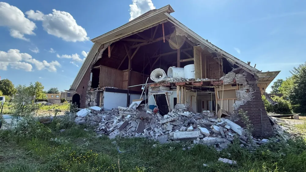 Een afbeelding van de sloop van oud vastgoed dat plaats gaat maken voor de bedrijfspanden in Arnhem die Van der Meijden Vastgoed gaat ontwikkelen.