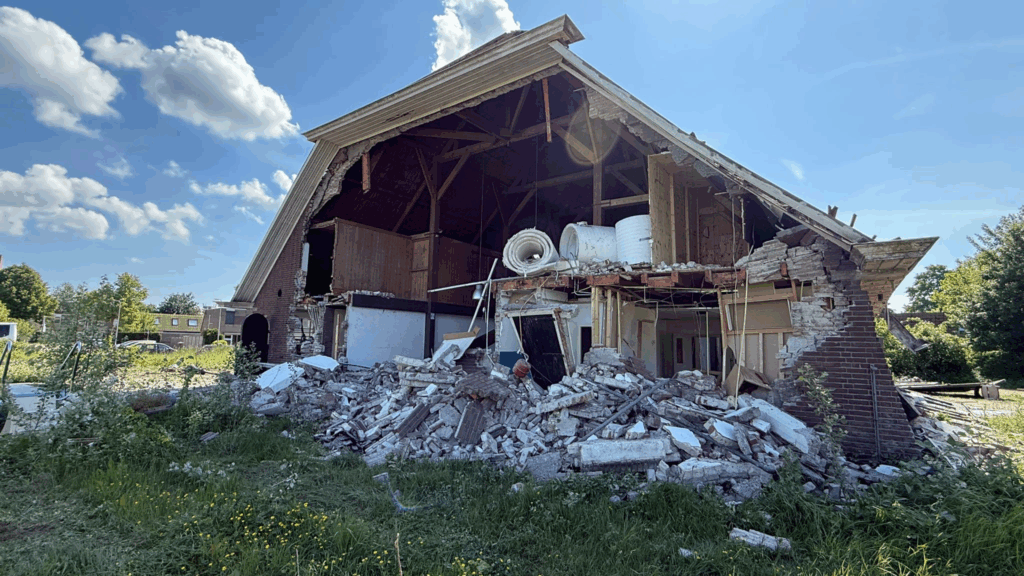 Een afbeelding van de sloop van oud vastgoed dat plaats gaat maken voor de bedrijfspanden in Arnhem die Van der Meijden Vastgoed gaat ontwikkelen.