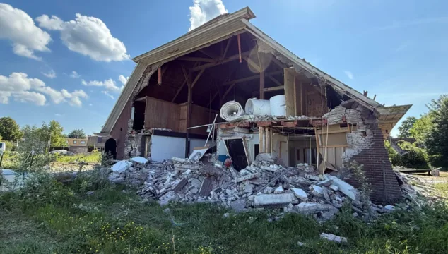 Een afbeelding van de sloop van oud vastgoed dat plaats gaat maken voor de bedrijfspanden in Arnhem die Van der Meijden Vastgoed gaat ontwikkelen.